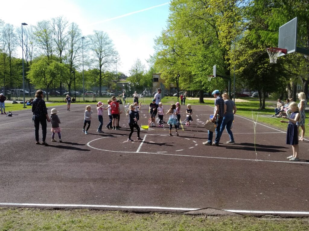 Mullipidu lastega meie läbiviimisel. Hiigelmullitamine ja mullimasin