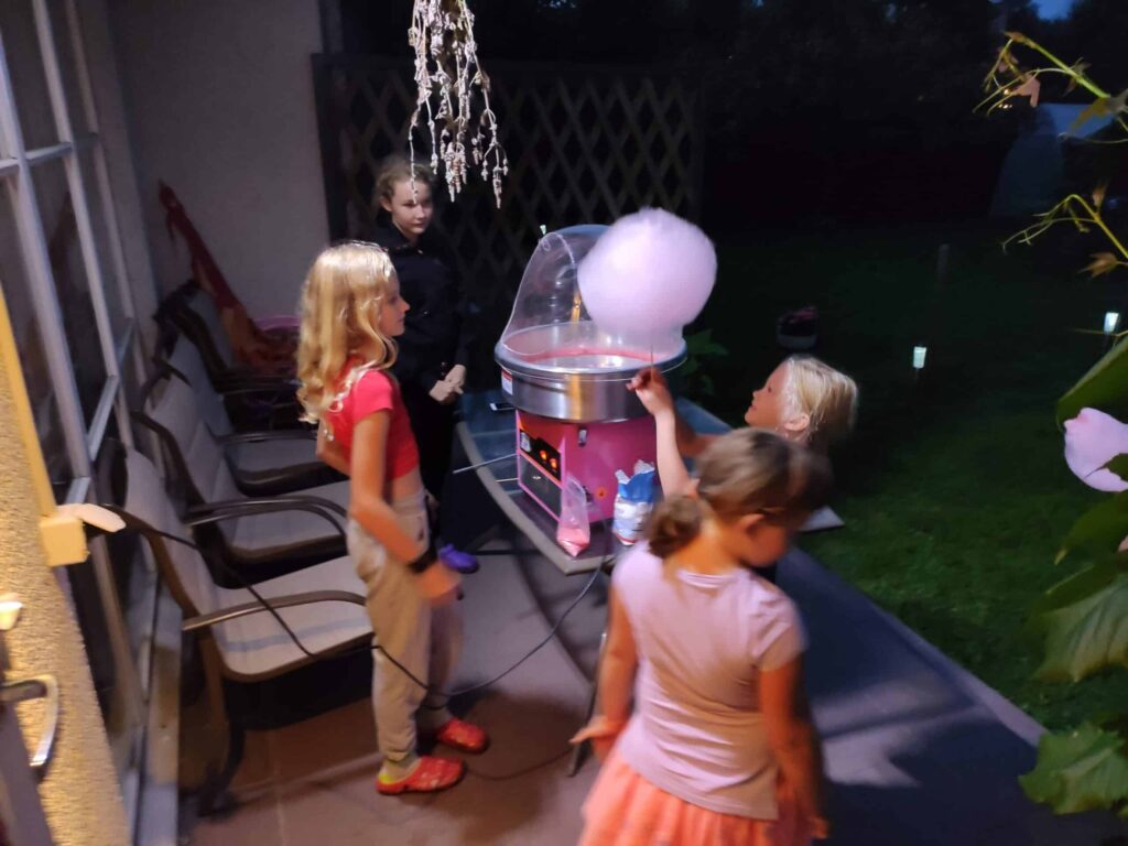 Kollane sidrunimaitseline suhkruvatisuhkur, värviline