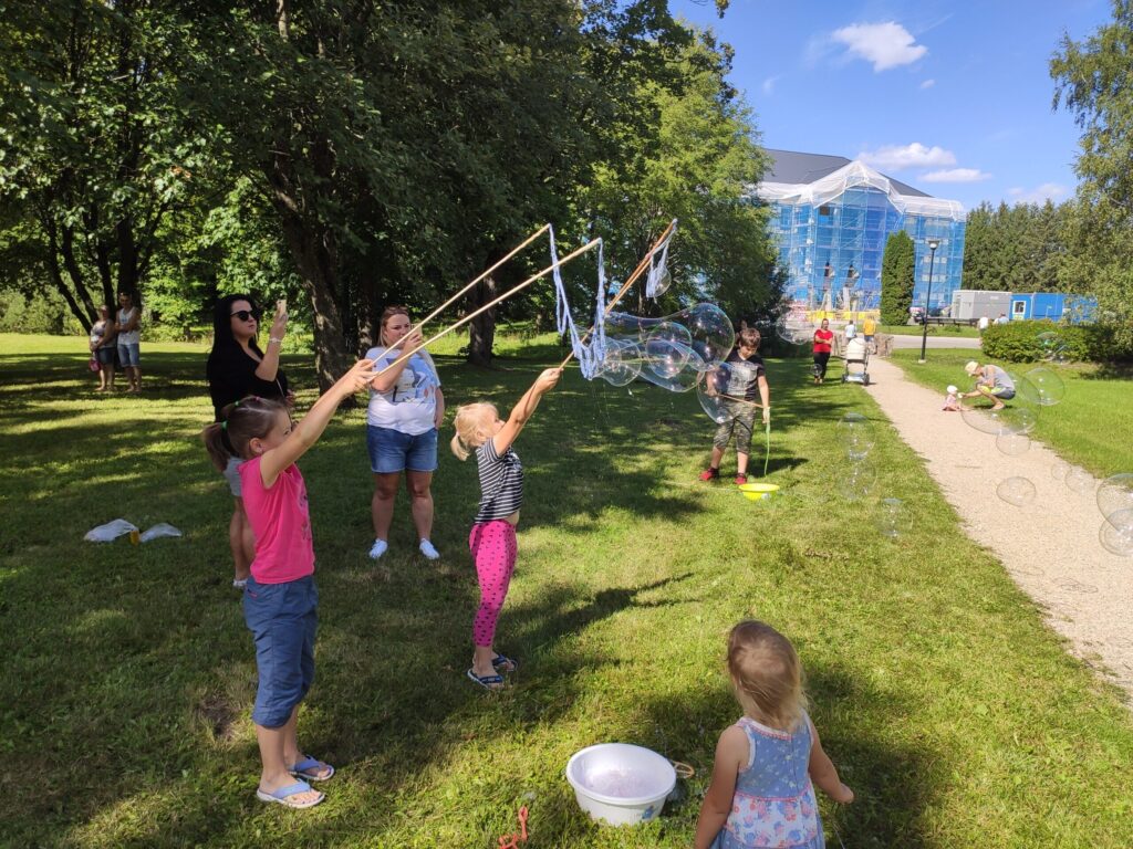 Mullipidu lastega meie läbiviimisel. Hiigelmullitamine ja mullimasin