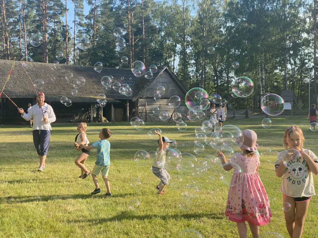 Mullide töötuba suurüritusel: tunnihinnaga - Hiigelmullid.ee